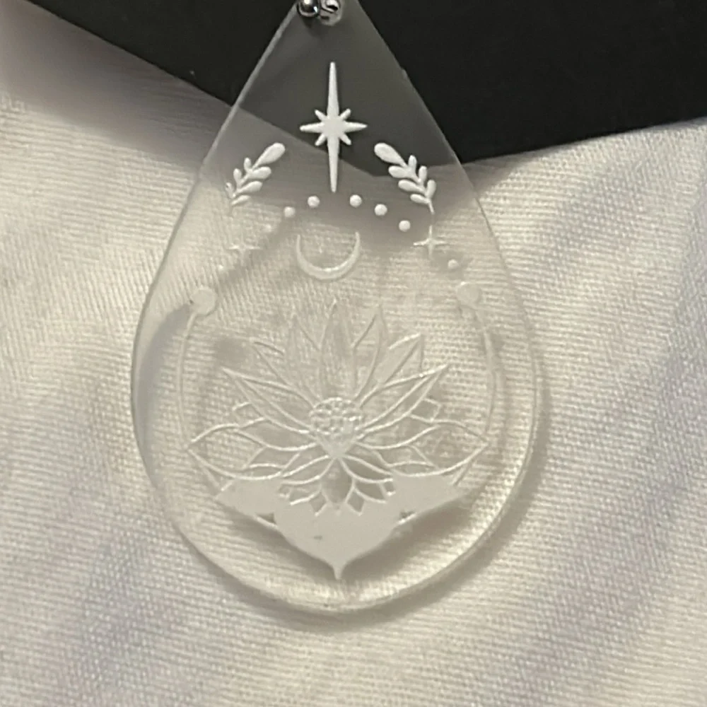 Clear acrylic earrings - Picture 3 of 7